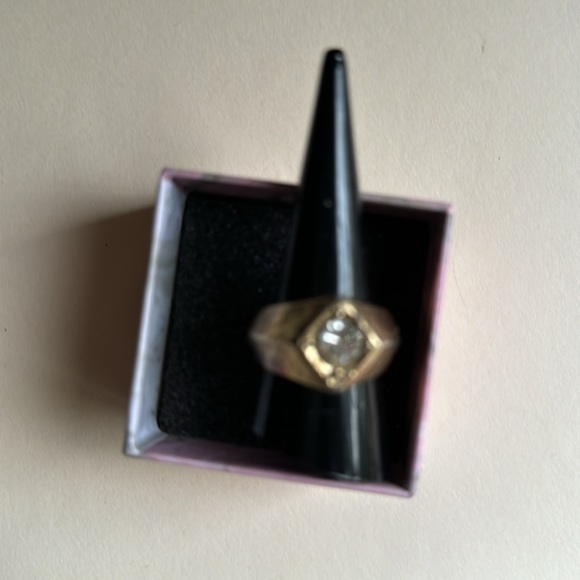 Large gold ton ring with diamond. - Picture 8 of 8